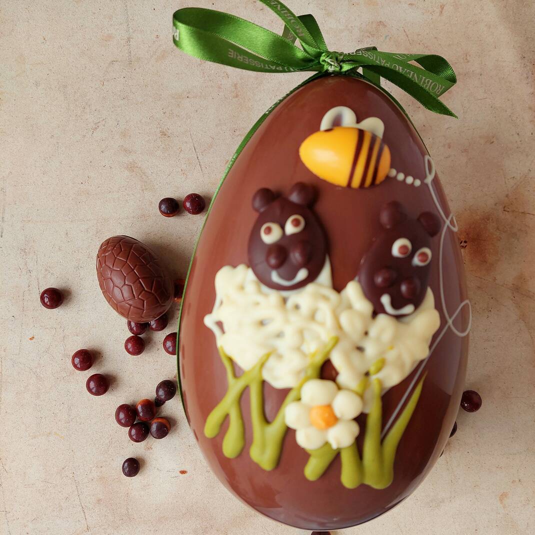 Large Easter Lamb & Buzzy Bee Milk Chocolate Egg 