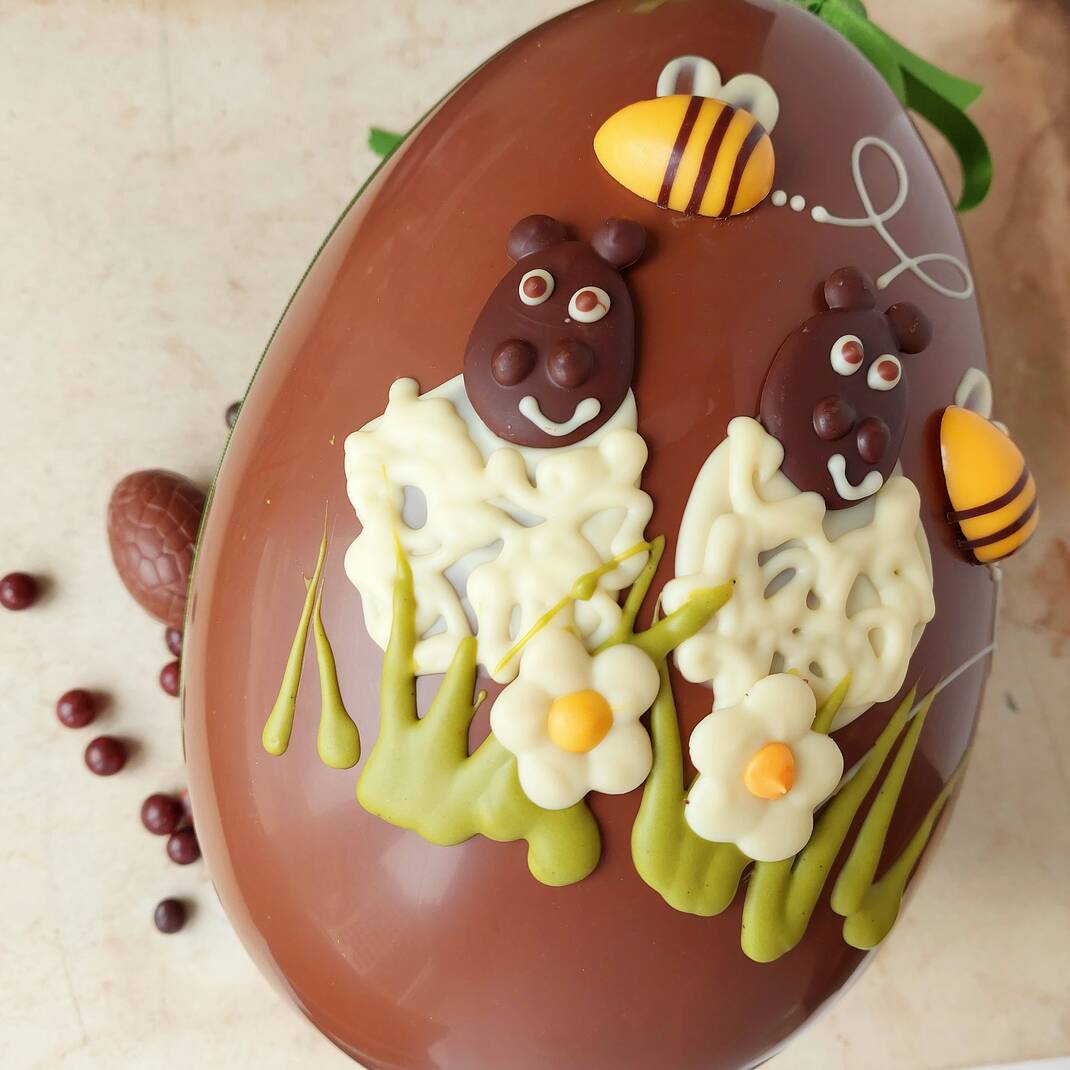 Extra Large Easter Lamb & Buzzy Bee Milk Chocolate Egg